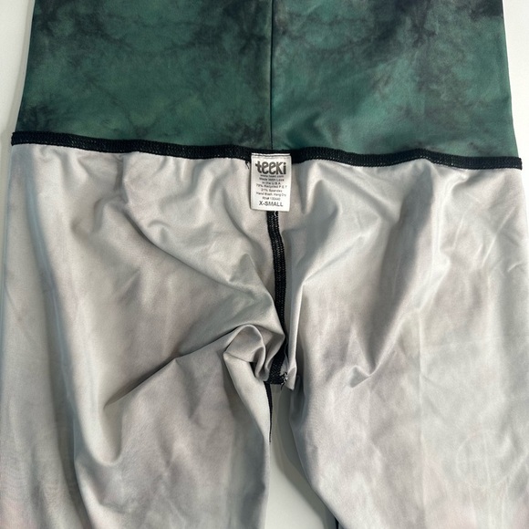 TEEKI Feather Dreamcatcher High Rise Hot Pant Leggings in Green - Picture 6 of 7